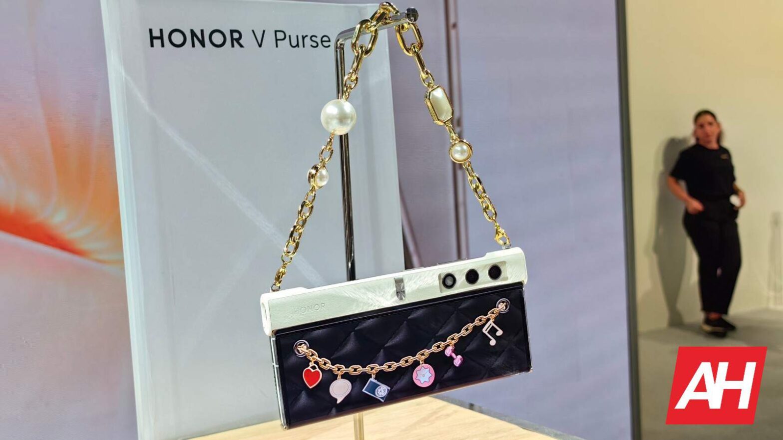 Take a closer look at the eye-catching HONOR V Purse