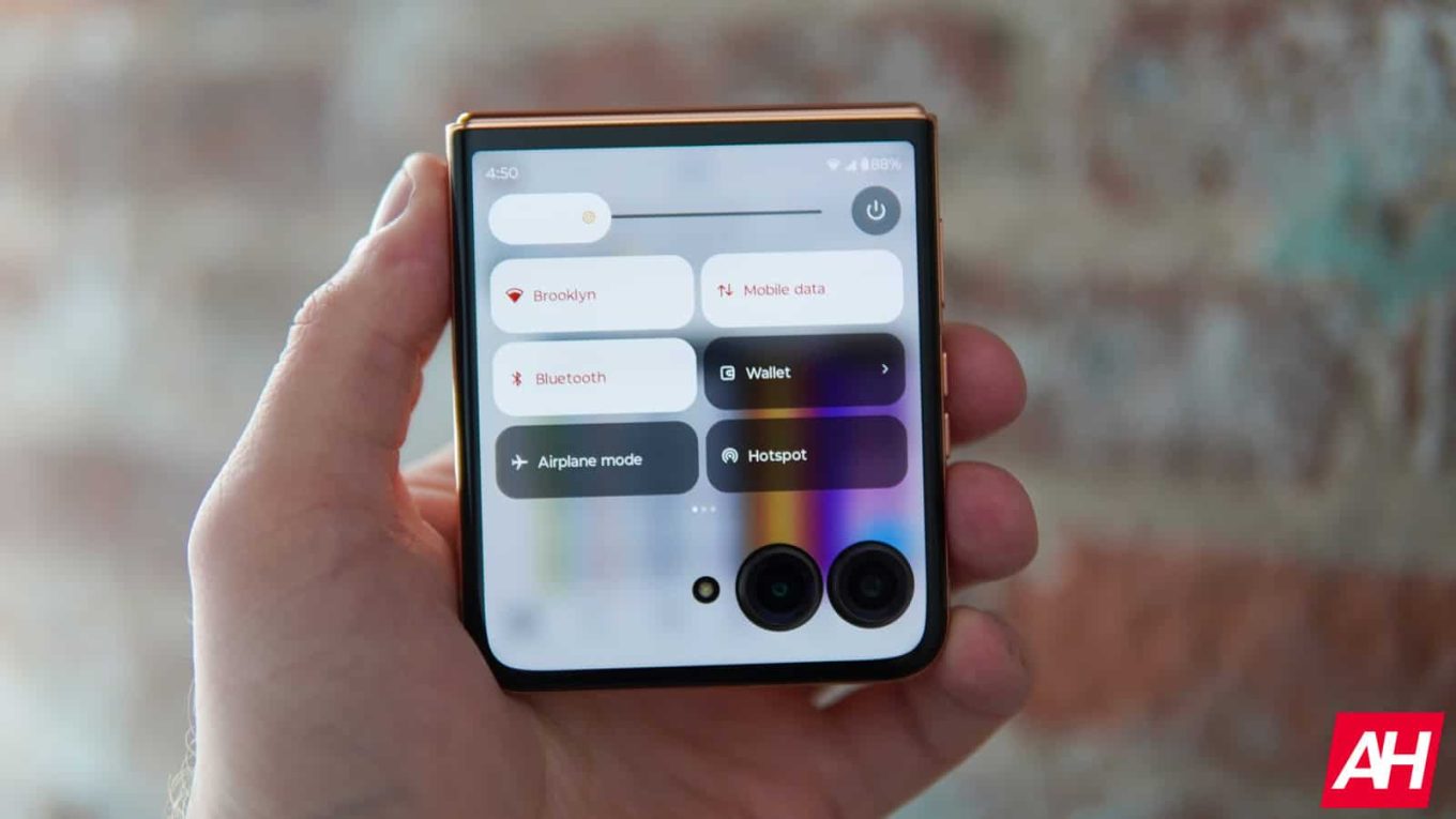 AH Real Deal: Motorola Razr+ (2024) drops to $425 for Black Friday
