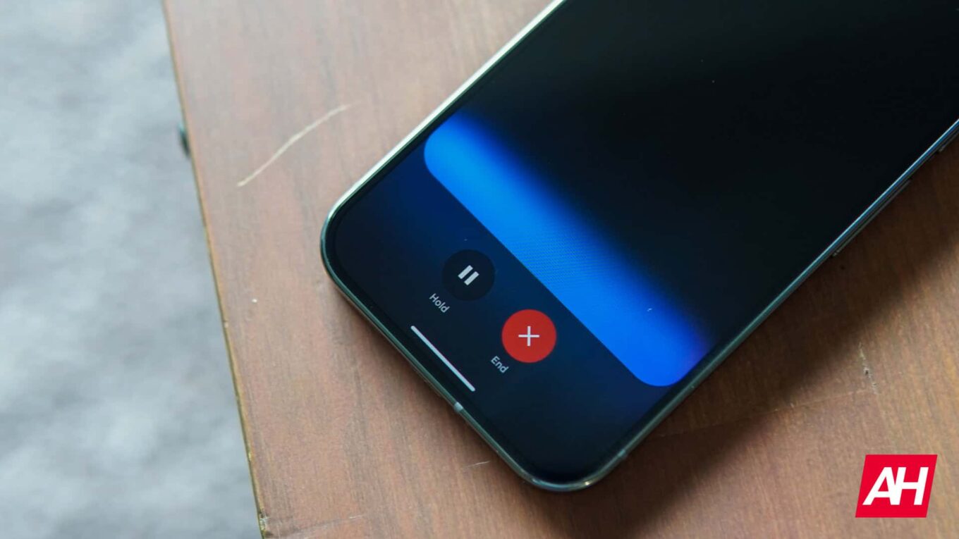Google might be bringing a darker, sleeker overlay to Gemini Live