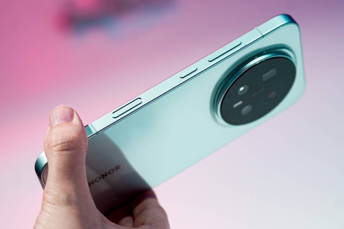 Honor Magic 8 Pro Design Unveiled: Cyan Finish & AI Button Confirmed