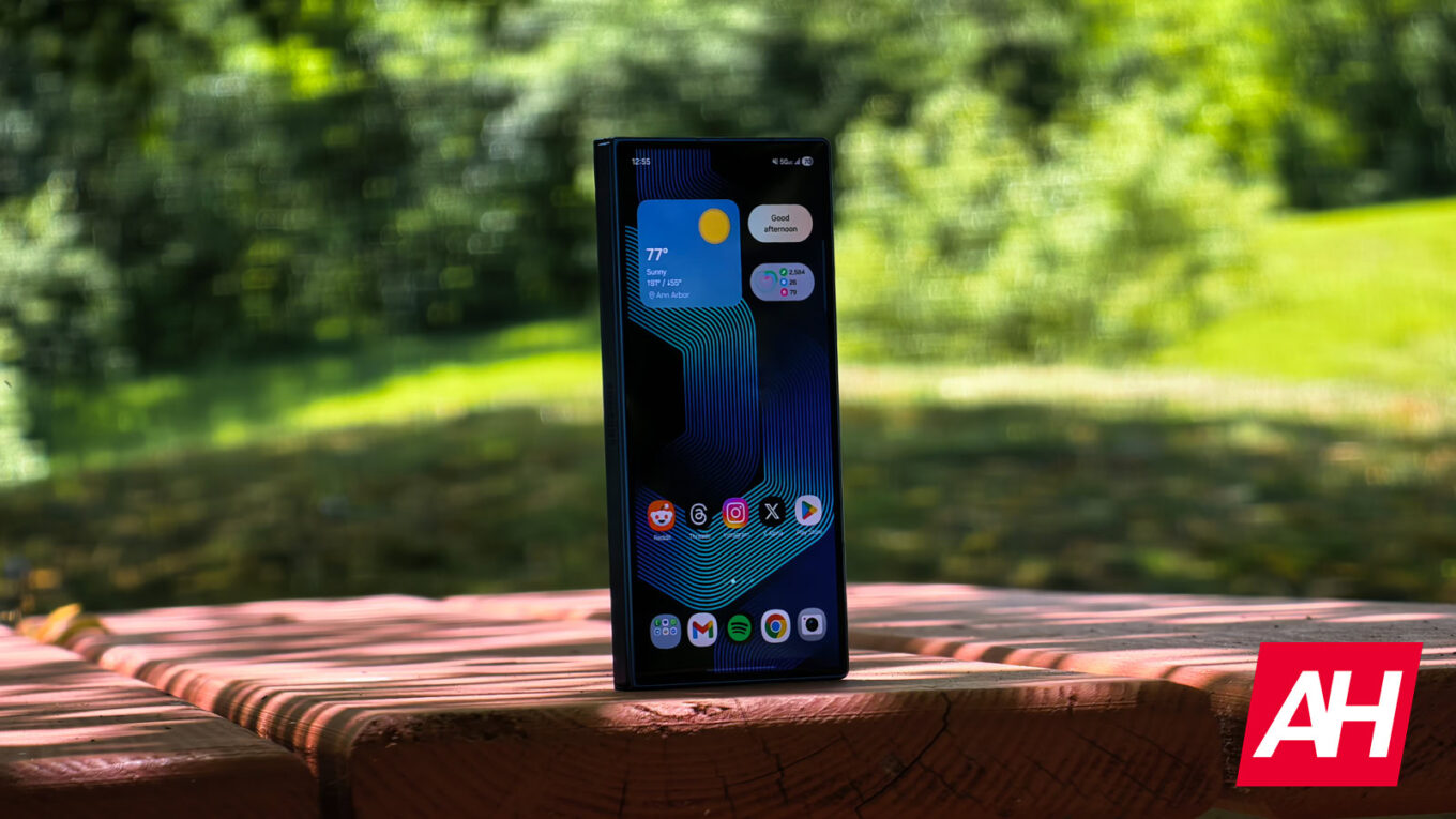 Global Smartphone Market Grows 3% in Q3 2025, Samsung Takes The Crown